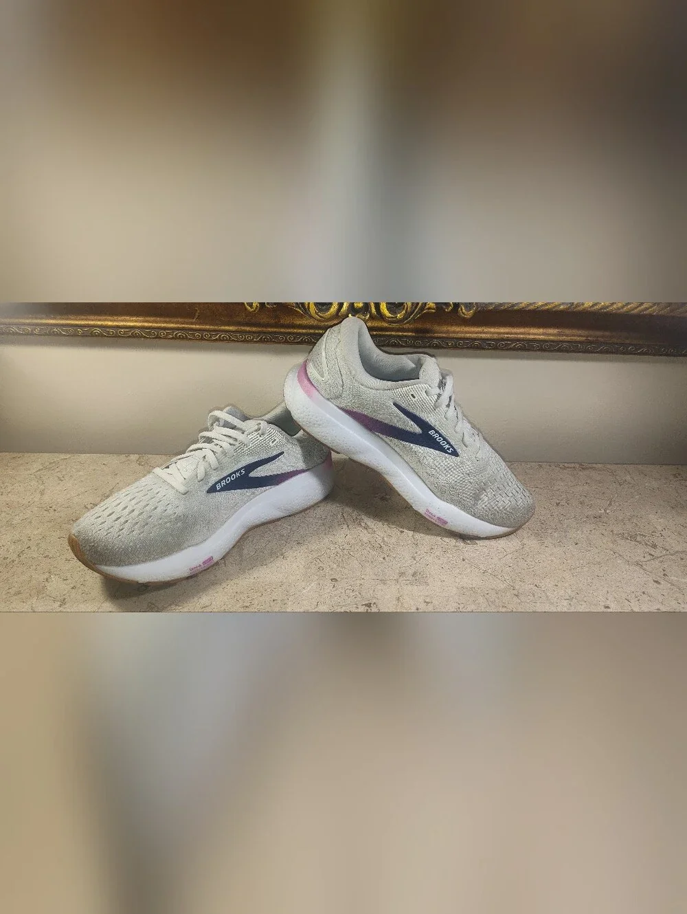 Brooks light gray